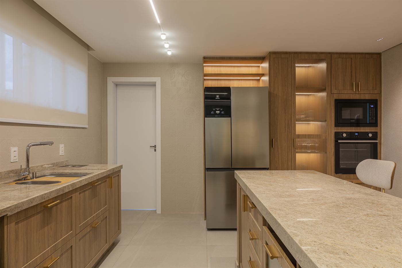 Projeto Mobelle com ilha e marcenaria em madeira