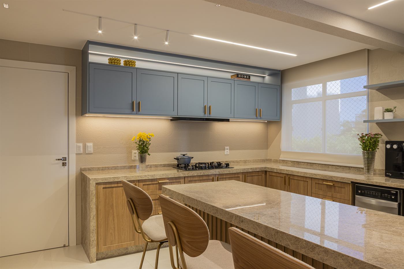 Detalhes de bancada e iluminação