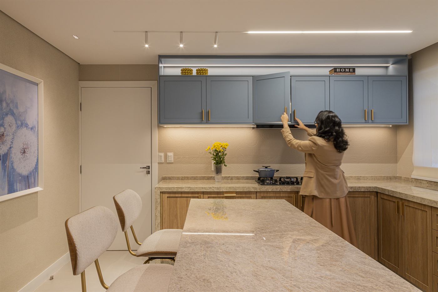 Cozinha planejada em tons claros e madeira